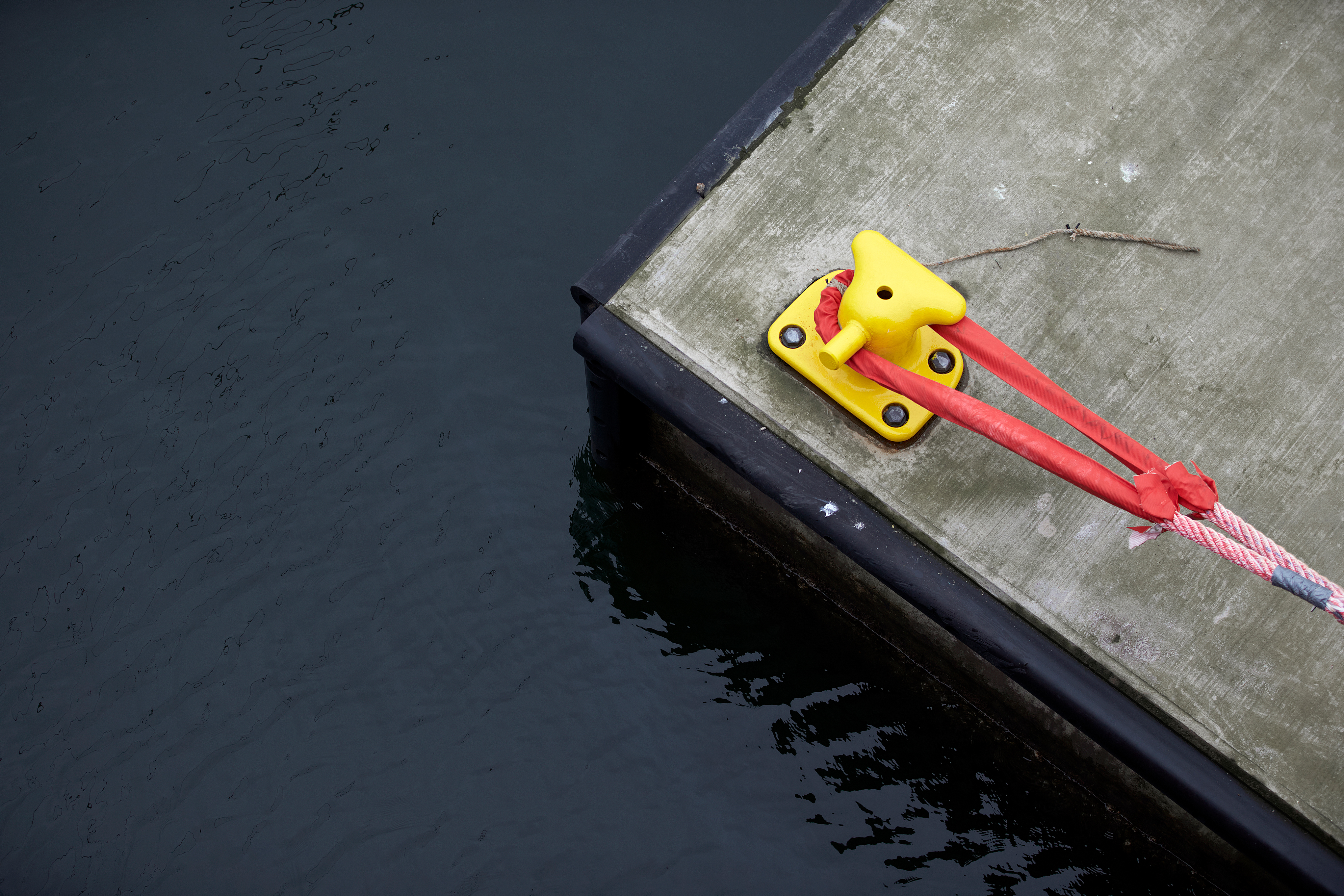 Close-up of docked mooring lines on Stena Oils bunker ship Vingaren